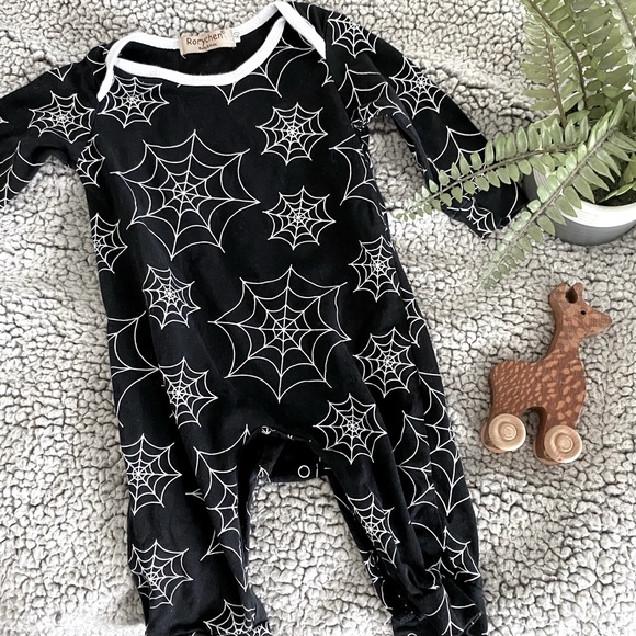 🕸🕷 Baby Halloween Spooky Spider Web Outfit - Picture 1 of 3